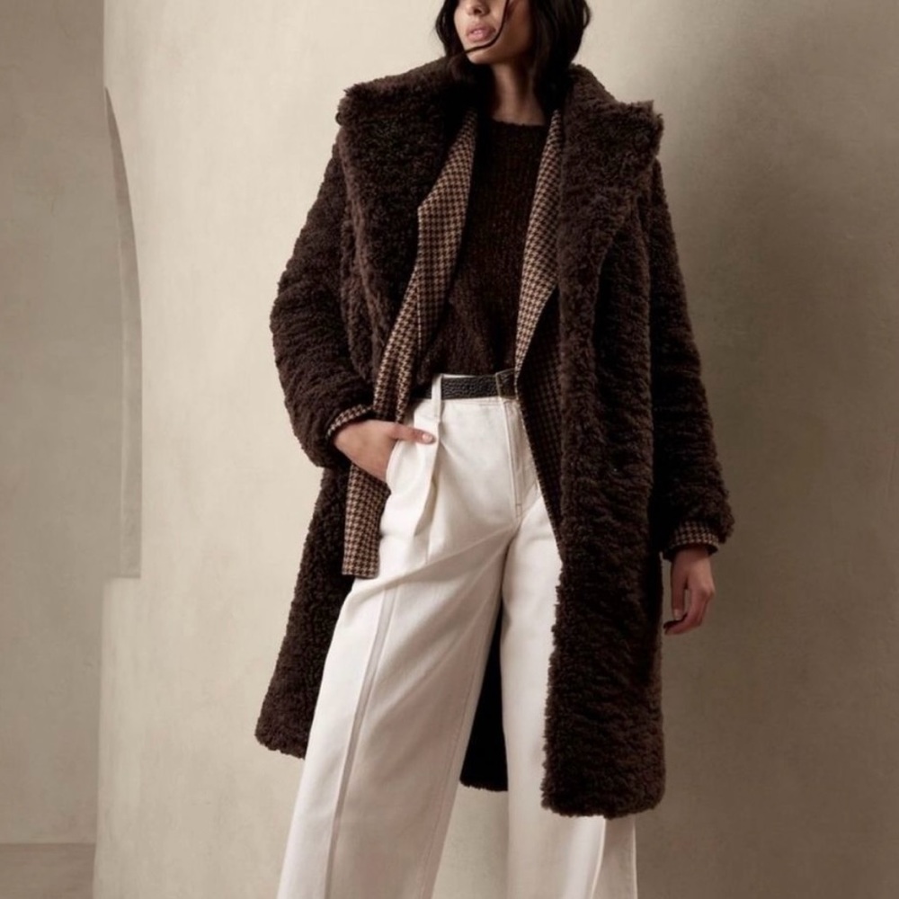 BANANA REPUBLIC SERRES
SHERPA CAR COAT SMALL (fits like a Medium)
BROWN